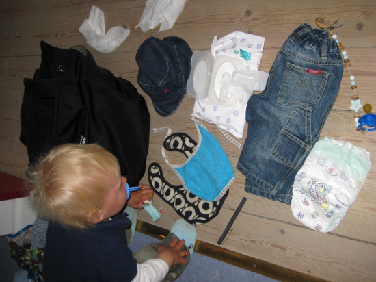 Emanuel er begejstret for tømning af pusletaske!